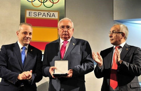ep ernesto enriquez junto a francisco v blazquez rfebm y alejandro blanco recibiendo su insignia
