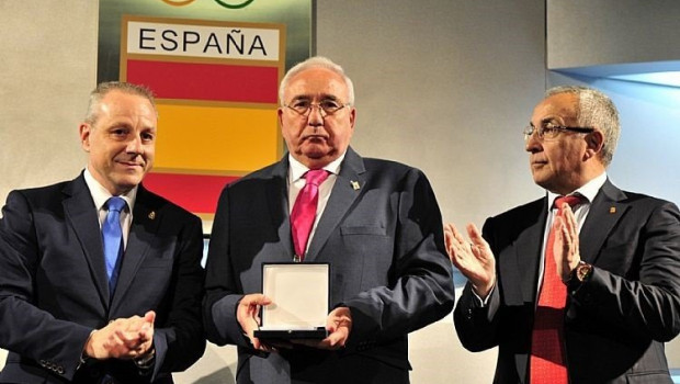 ep ernesto enriquez junto a francisco v blazquez rfebm y alejandro blanco recibiendo su insignia