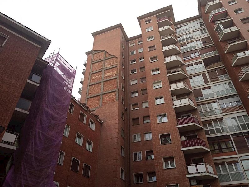 ep fachada desprendida y edificio colindante sobre el que cayeron los escombros
