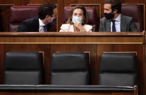ep i-d los diputados del pp teodoro garcia egea cuca gamarra y pablo casado charlan en sus escanos