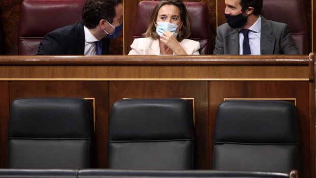 ep i-d los diputados del pp teodoro garcia egea cuca gamarra y pablo casado charlan en sus escanos