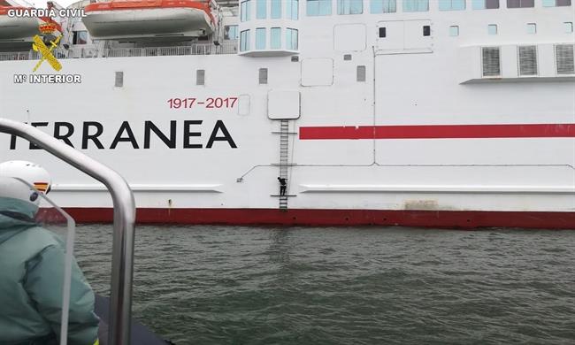 Inmigrante que intentaba ir de polizón en un barco detenido en puerto de Melilla | EUROPA PRESS/GUARDIA CIVIL ep inmigranteintentabade polizonun barco detenidopuertomelilla