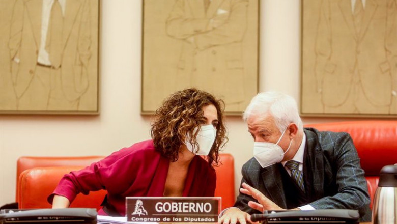 La ministra de Hacienda y Función Pública, María Jesús Montero Cuadrado, conversa con el presidente de la Comisión de Hacienda y Función Pública, Eloy Suárez Lamata, en una Comisión de Hacienda, en el Congreso de los Diputados. | Ricardo Rubio - Europa Press ep la ministra de hacienda y funcion publica maria jesus montero cuadrado conversa con el presidente