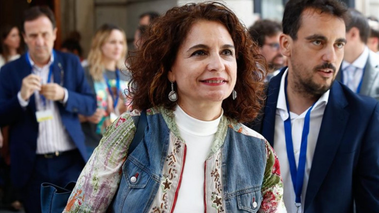 La ministra de Hacienda en funciones, María Jesús Montero, a la salida del Congreso, durante el parón en el primer debate de investidura del candidato socialista a la Presidencia del Gobierno. | Óscar J.Barroso - Europa Press ep la ministrahaciendafunciones maria jesus montero asalidacongreso duranteparonprimer debateinvestiduracandidato socialistala presidenciagobierno