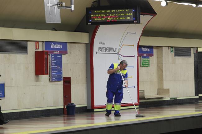 Metro de Madrid, limpiando, limpiador, limpieza | EUROPA PRESS ep metromadrid limpiando limpiador limpieza