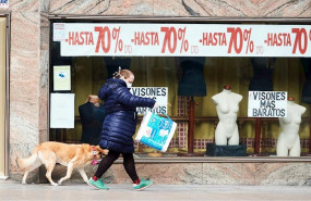 ep mujer junto a un comercio cerrado