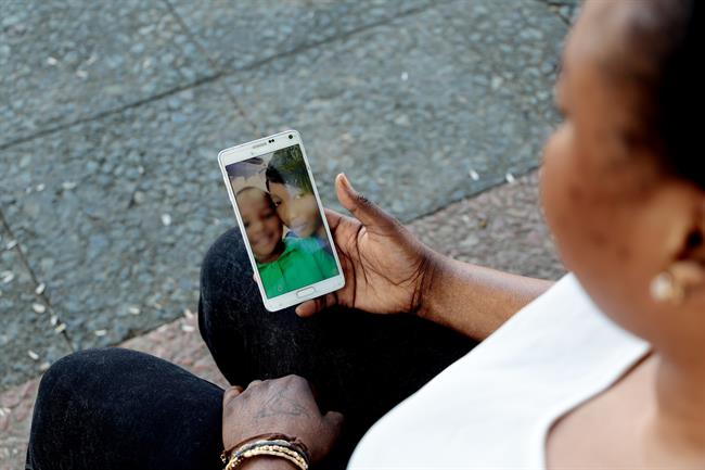Oumo, mujer costamarfileña que llegó en patera a España, mira la foto de su hijo | WOMEN'S LINK ep oumo mujer costamarfilenallego en pateraespana mirafotosu hijo