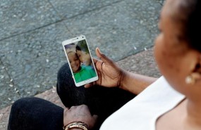 ep oumo mujer costamarfilenallego en pateraespana mirafotosu hijo