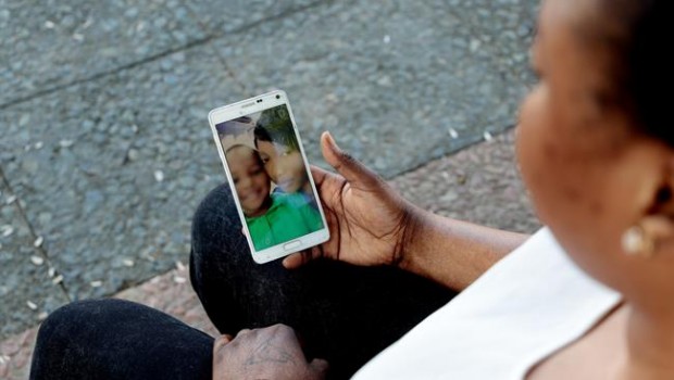 ep oumo mujer costamarfilenallego en pateraespana mirafotosu hijo