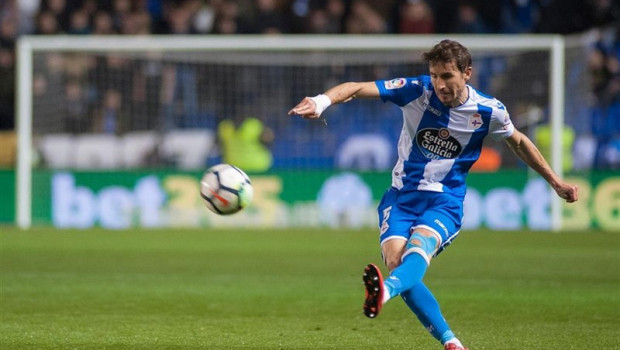 ep pedro mosquera of deportivo in action during santander league la liga match played in riazor abanca stadium between deportivo and malaga cf incoruna spain at apr 6th 2018 photo daniel otero afp7