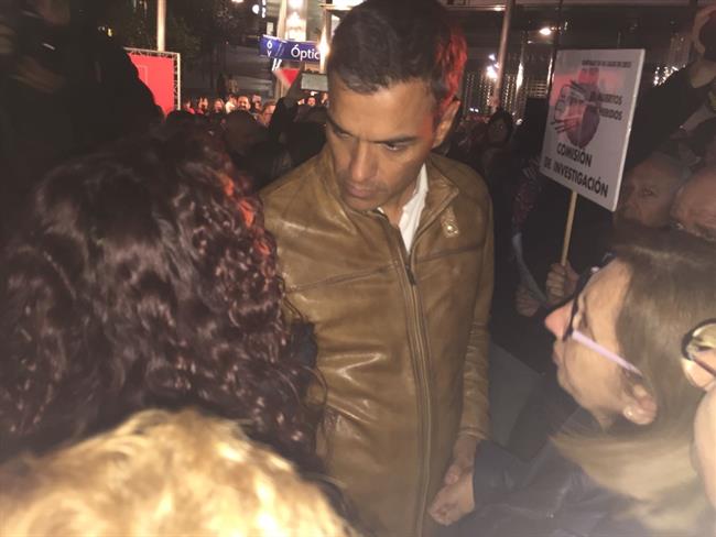 Pedro Sánchez, a su llegada a Santiago, interpelado por víctimas del Alvia | REMITIDA ep pedro sanchez allegadasantiago interpeladovictimasalvia
