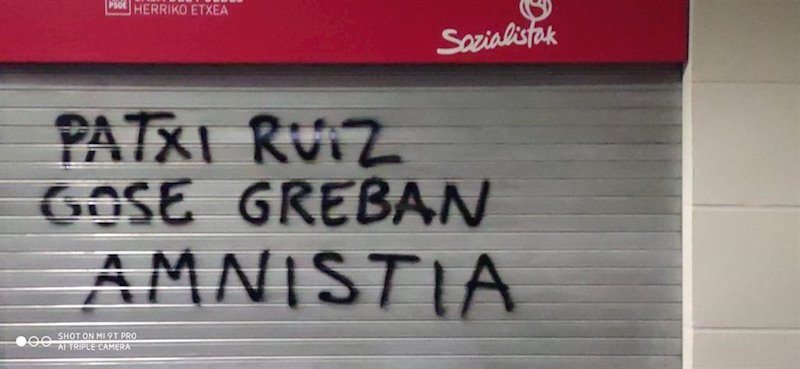Pintadas en la casa del pueblo de Txurdinaga, en Bilbao | PSE DE BIZKAIA ep pintadas en la casa del pueblo de txurdinaga en bilbao