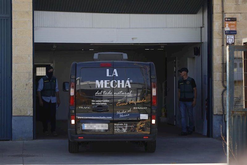 ep registro de la guardia civil en la nave de magrudis junto a sus propietarios