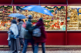ep tradicional mercado de navidad en la plaza mayor a 10 de diciembre de 2025 en madrid espana