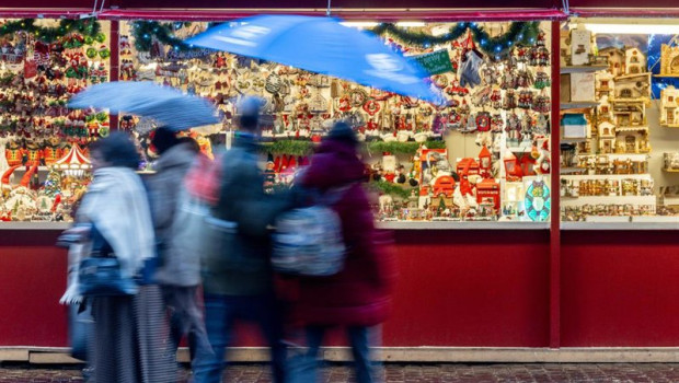 ep tradicional mercado de navidad en la plaza mayor a 10 de diciembre de 2025 en madrid espana