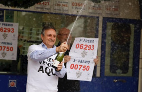 ep un agraciado por el sorteo extraordinario de la loteria de navidad 2019 celebra su suerte en la