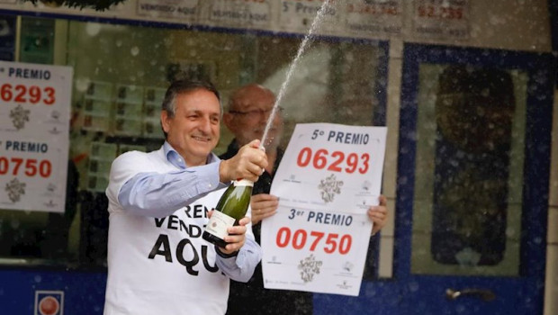 ep un agraciado por el sorteo extraordinario de la loteria de navidad 2019 celebra su suerte en la