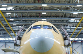 ep un avion de la compania airbus en la planta de airbus en getafe en madrid
