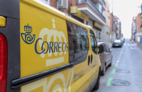 ep un camion de reparto postal el mismo dia en que ha comenzado a reducirse el horario de apertura