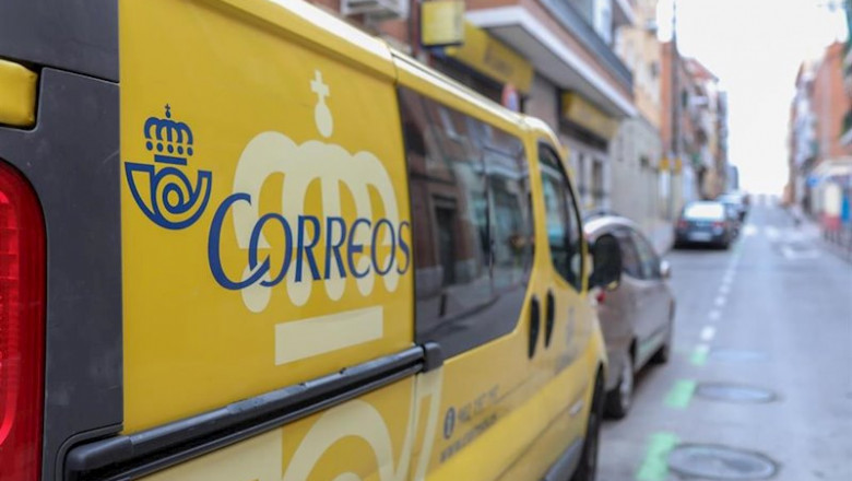 Un camión de reparto postal el mismo día en que ha comenzado a reducirse el horario de apertura de la red de las 2.500 oficinas postales de Correos como contención al coronavirus, en Madrid (España), a 16 de marzo de 2020. | Jesús Hellín - Europa Press ep un camion de reparto postal el mismo dia en que ha comenzado a reducirse el horario de apertura
