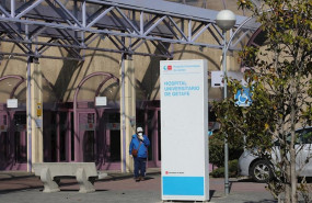ep un hombre pasea al lado de uno de los carteles indicativos del hospital universitario de getafe