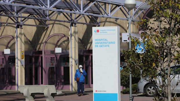 ep un hombre pasea al lado de uno de los carteles indicativos del hospital universitario de getafe
