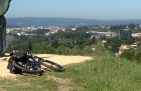 ep una bicicleta junto al monumento al peregrino del monte do gozo en santiago de compostela