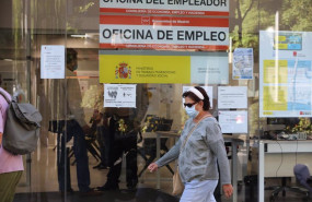 ep una mujer con mascarilla pasa por una oficina de empleo de madrid