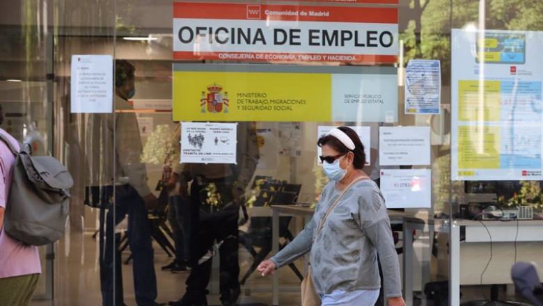 ep una mujer con mascarilla pasa por una oficina de empleo de madrid ep una mujer con mascarilla pasa por una oficina de empleo de madrid