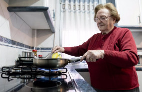 ep una mujer prepara comida sobre un fuego de cocina de gas butano