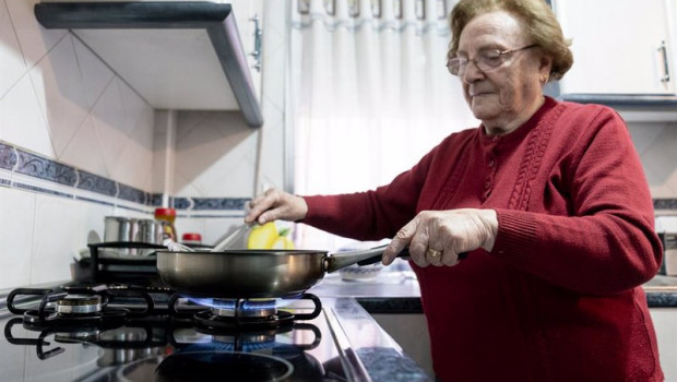 ep una mujer prepara comida sobre un fuego de cocina de gas butano