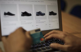 ep una persona se dispone a pagar con su tarjeta de credito una compra online realizada con su ep una persona se dispone a pagar con su tarjeta de credito una compra online realizada con su