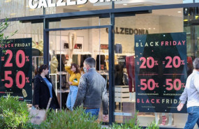 ep varias personas van de compras durante el black friday en el centro comercial fan mallorca