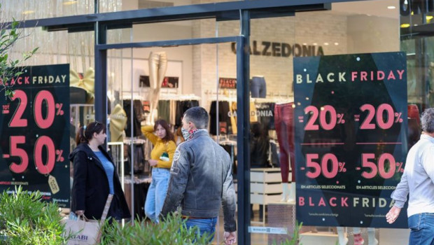 ep varias personas van de compras durante el black friday en el centro comercial fan mallorca