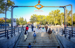 ep varios jovenes salen del metro de ciudad universitaria durante el primer dia laborable con