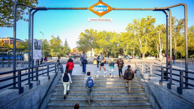 ep varios jovenes salen del metro de ciudad universitaria durante el primer dia laborable con ep varios jovenes salen del metro de ciudad universitaria durante el primer dia laborable con
