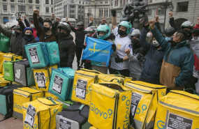 ep varios repartidores acumulan sus mochilas tras haber participado en una pitada en sus vehiculos