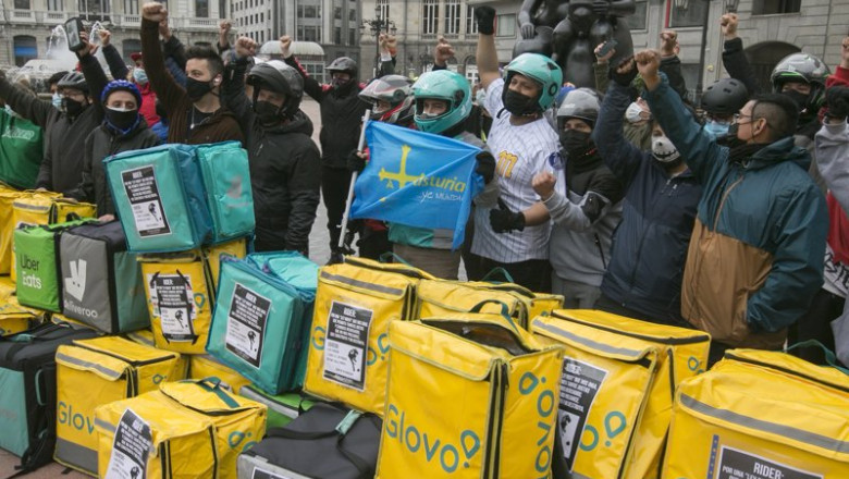 Varios repartidores acumulan sus mochilas tras haber participado en una pitada en sus vehículos, convocados por Repartidores Unidos y APRA en Oviedo, Asturias (España), a 4 de febrero de 2021. La concentración, que se repite en diez ciudades españolas, se | Jorge Peteiro - Europa Press ep varios repartidores acumulan sus mochilas tras haber participado en una pitada en sus vehiculos