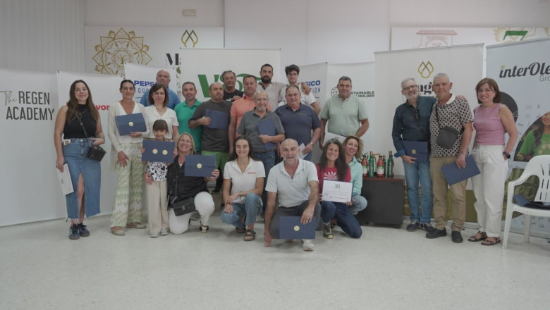 grupo de agricultores participantes en el programa vivaoliva y que han recibido las becas por parte de la fundacin pepsico 