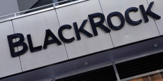 le logo de blackrock est photographie a l exterieur de son siege a manhattan 