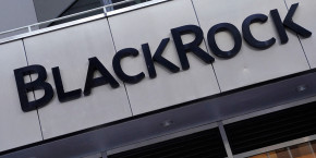 le logo de blackrock est photographie a l exterieur de son siege a manhattan 