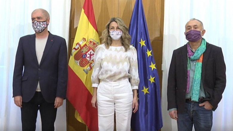 La ministra de Trabajo, Yolanda Díaz (centro), junto a los representantes de UGT, Pepe Álvarez (derecha), y de CCOO, Unai Sordo (izquierda) | Ministerio de Trabajo. trabajo sindicatos smi