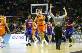 ep abalde celebra una canasta del valencia basket