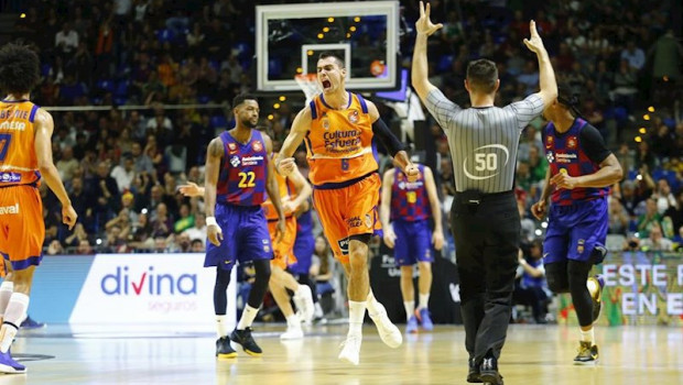 ep abalde celebra una canasta del valencia basket