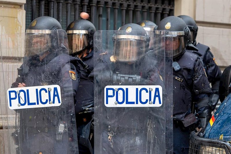 ep agentes de la policia nacional desplegados en cataluna durante las protestas independentistas