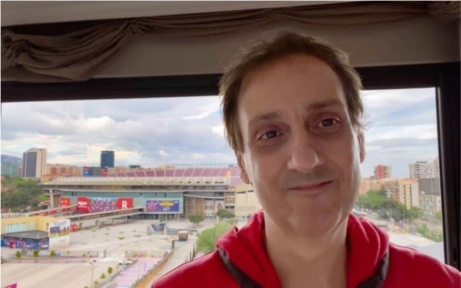 ep albert espinosa en su estudio de trabajo con vistas al camp nou para la creacion de una nueva ep albert espinosa en su estudio de trabajo con vistas al camp nou para la creacion de una nueva