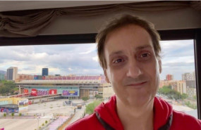 ep albert espinosa en su estudio de trabajo con vistas al camp nou para la creacion de una nueva