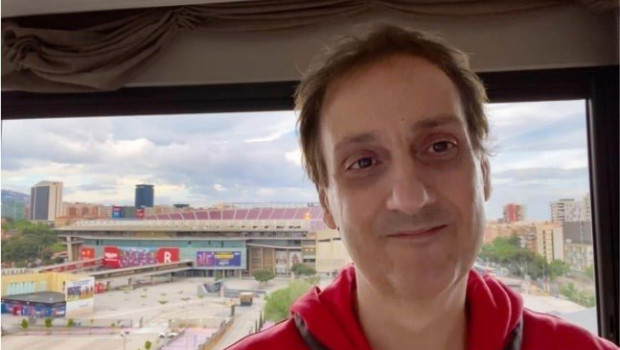 ep albert espinosa en su estudio de trabajo con vistas al camp nou para la creacion de una nueva