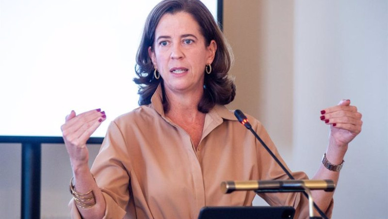 Alejandra Kindelán, presidenta de la Asociación Española de Banca (AEB), durante su intervención en el curso de economía organizado por APIE en la Universidad Internacional Menéndez Pelayo de Santander. | APIE ep alejandra kindelan presidenta de la asociacion espanola de banca aeb durante su intervencion en
