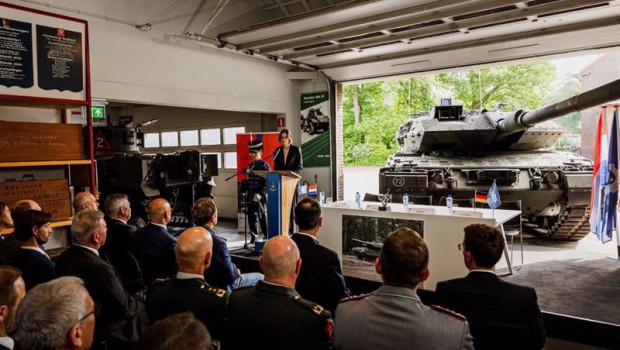 ep archivo acto del acuerdo a traves del cual paises bajos adquirira 46 tanques leopard 2 a8 a la ep archivo acto del acuerdo a traves del cual paises bajos adquirira 46 tanques leopard 2 a8 a la